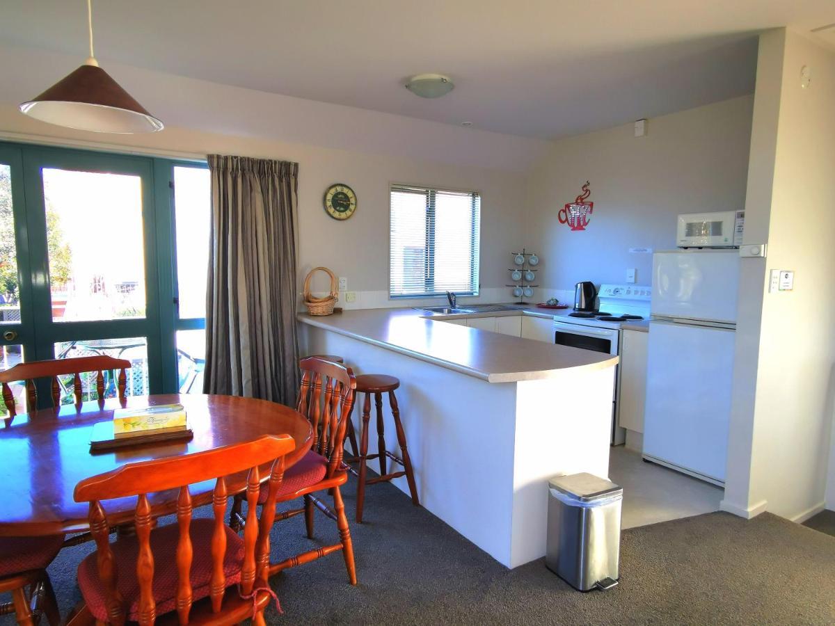 Les Troupes Apartments Akaroa Exterior photo