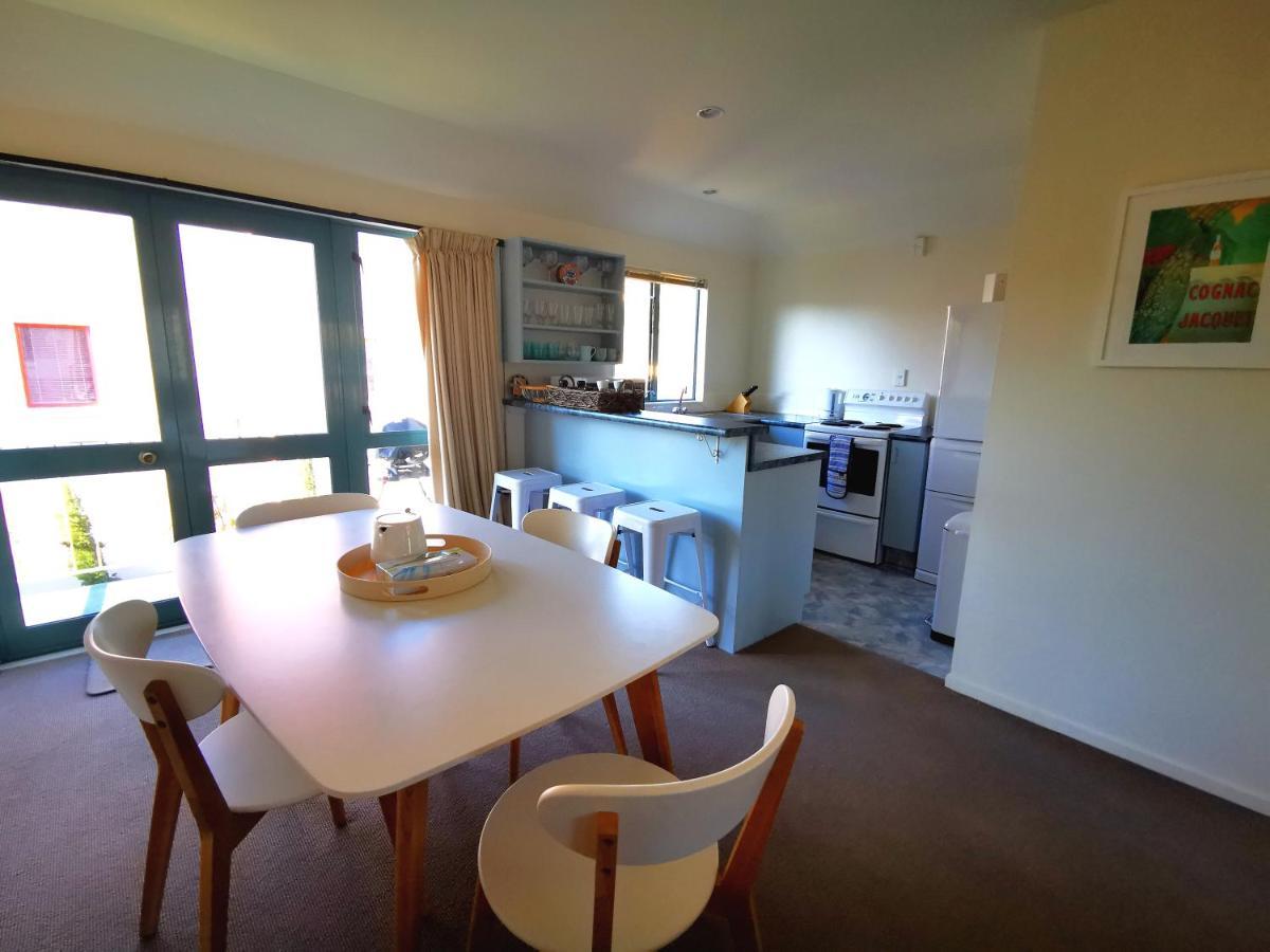 Les Troupes Apartments Akaroa Exterior photo