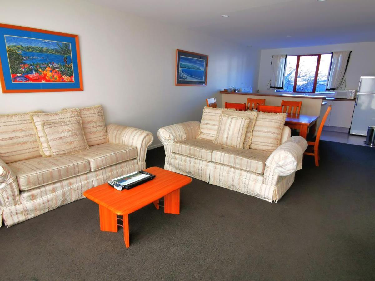 Les Troupes Apartments Akaroa Exterior photo
