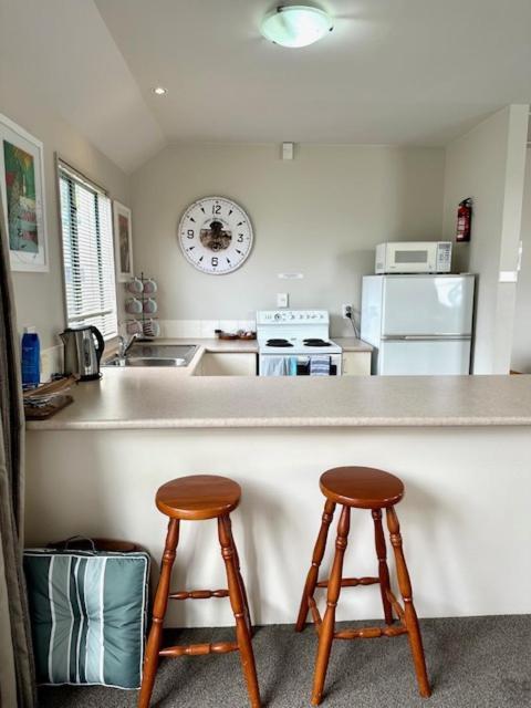 Les Troupes Apartments Akaroa Exterior photo