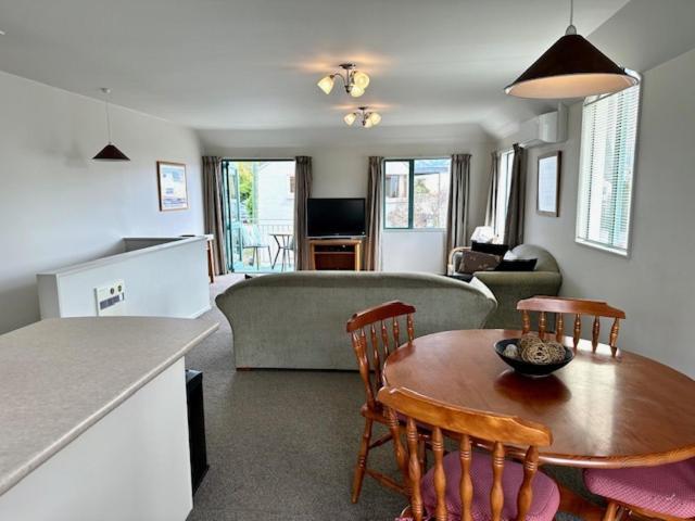 Les Troupes Apartments Akaroa Exterior photo