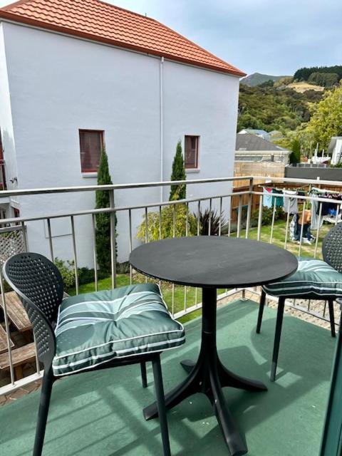 Les Troupes Apartments Akaroa Exterior photo